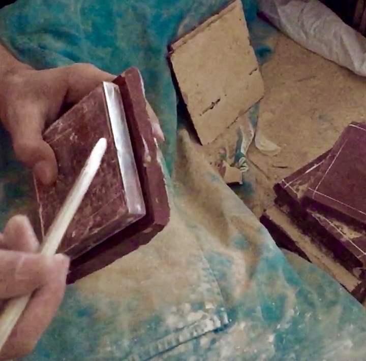 Traçage de forme de Zellige en atelier