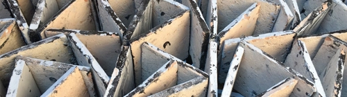 Carreaux de zellige prêts à cuir dans le four traditionnel en terre