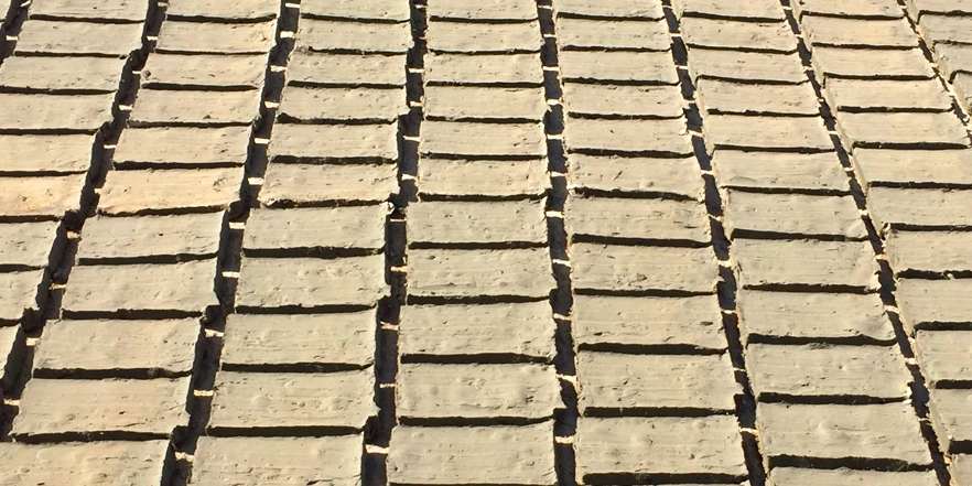 Séchage de l'argile brute avant cuisson pour la confection de notre Zellige traditionnel marocain.