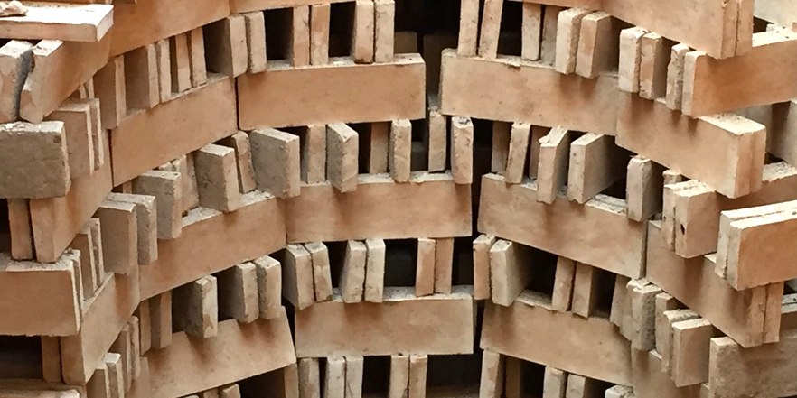 Carreaux de Bejmat disposés dans le four, prêts à la cuisson pour révéler les couleurs finales