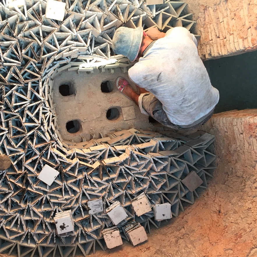 Mise en place des carreaux d'argile pour la cuisson du Bejmat