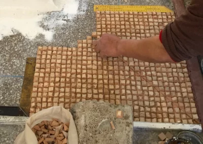 Façonnage des tesselles pour la création d'un grand plateau