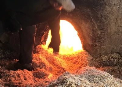 Cuisson du Zellige dans un four traditionnel ouvert