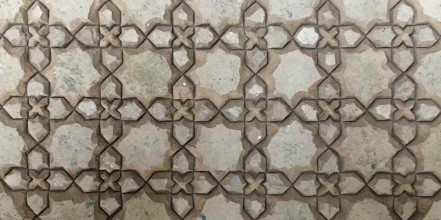 Séchage de l'argile brute avant cuisson pour la confection de notre Zellige traditionnel marocain.