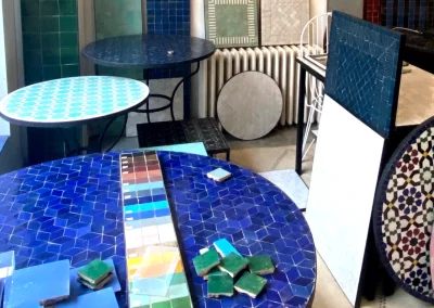 Présentation de plateau de carrelage marocain dans notre boutique parisienne