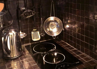 Cuisine équipée tout inox sur plateaux en zellige noir