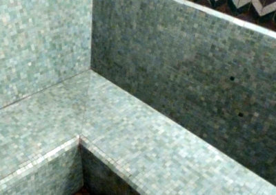 Banc en mosaïque et murs en Zellige