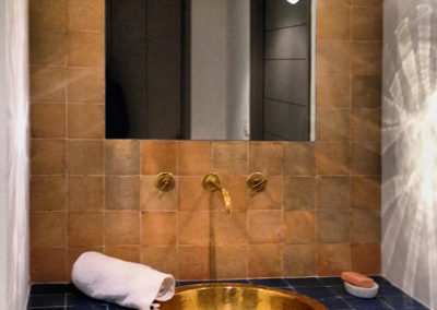 Assemblage de murs et plateau en zellige, or, ocre et bleu intense