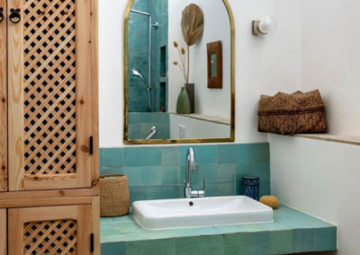 Salle de bain moderne associée au Zellige traditionnel