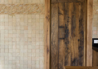 Mur en Zellige et chevron en Bejmat clair