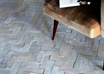 Pose en intérieur, Bejmat blanc vernissé dans un slon