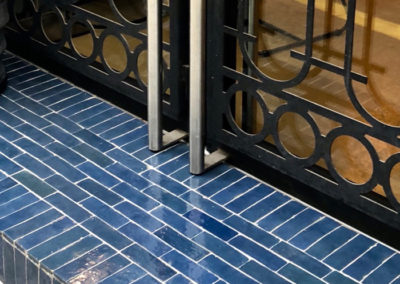 Bejmat bleu en pose alignée sur un pas de porte