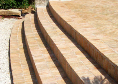 Marches de terrasse extérieure en Bejmat naturel, pose en chevron et alignée