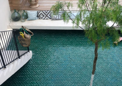 Terrasse en Bejmat vert émeraude vernissé, pose en chevron