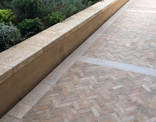 Terrasse extérieure en Bejmat naturel en joints secs et serrés