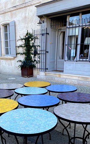 Différentes tables en zellige pour une terrasse de restaurant