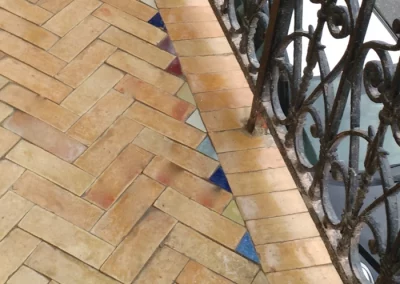 Balcon agrémenté de Bejmat de couleur naturelle