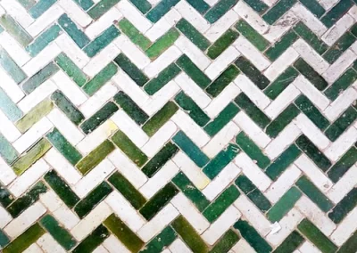 Mur en bejmat vert émeraude et blanc nacré, pose en chevron