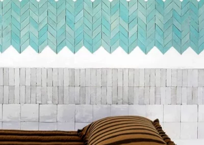 Mur en bejmat blanc et frise vert céladon