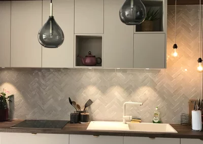 Crédence de cuisine à Marseille en Bejmat blanc nacré