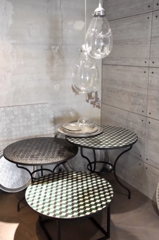 Echantillon de tables rondes en zellige. Motifs Cube tricolore et fleurs de Matécha noire