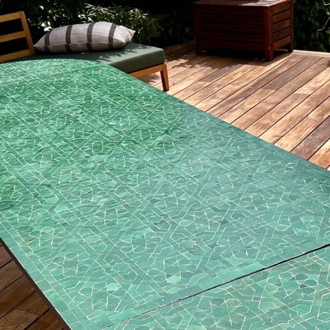 Table en zellige au motif Anjuna de couleur vert émeraude