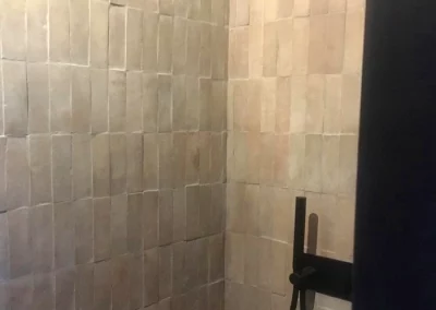 Intérieur de douche en Bejmat naturel, pause alignée