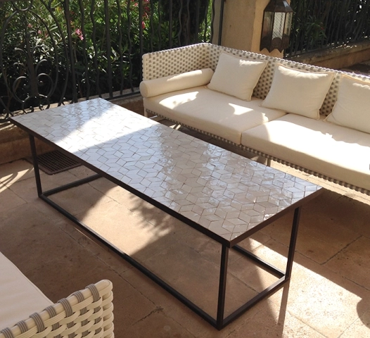 Table basse rectangulaire en zellige au motif cube de couleur nacre