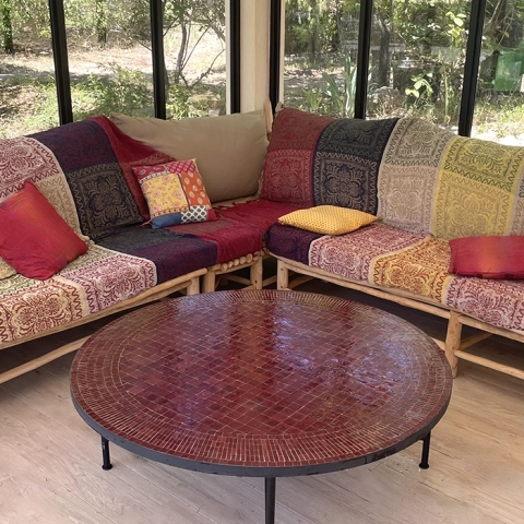 Intérieur cosy avec table basse rouge en zellige au motif rayé