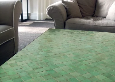 Table basse vert d'eau en zellige dans un salon classique