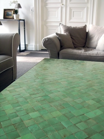 Table basse vert d'eau en zellige dans un salon classique