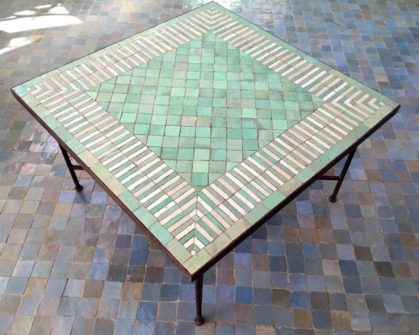 Table basse en zellige sur une terrasse extérieure, double motif rayé de couleur vert d'eau