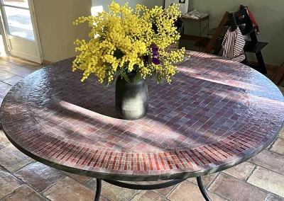 Table d'intérieur en zellige de couleur rouge et rose au motif rayé