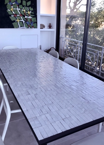 Table en zellige, blanche au motif rectangle dans une véranda
