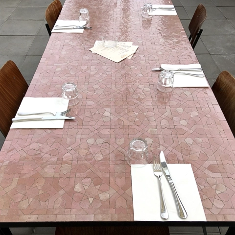 Table de repas en zellige rose au motif Anjuna