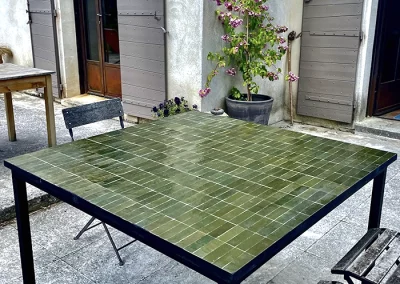 Table traditionnelle en zellige et fer forgé