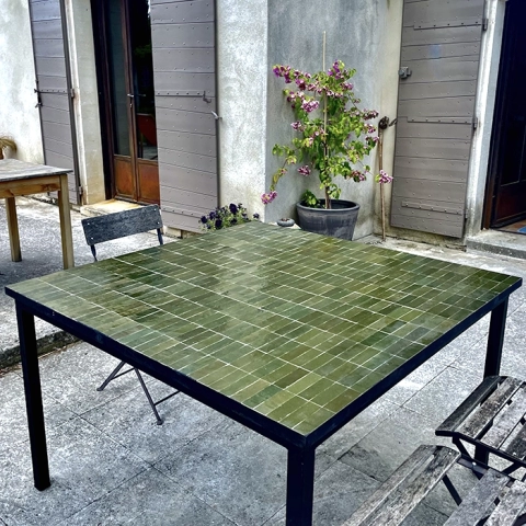 Table traditionnelle en zellige et fer forgé