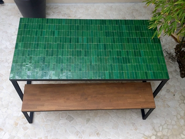 Grande table et banc en zellige et pieds dessinés sur mesure.