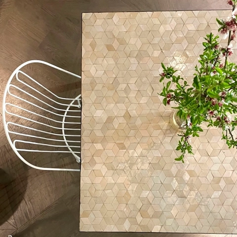 Table d'intérieur en zellige nacré au motif cube