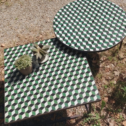 Table ronde et carrée au motif cube. Plateau en zellige tricolore.