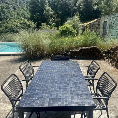 Table de jardin en zellige noir, motif carré