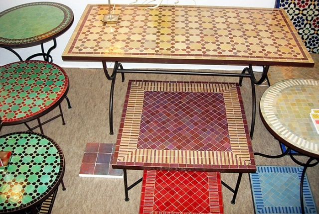 Lots de tables artisanales en zellige et pieds en fer forgé à la main.
