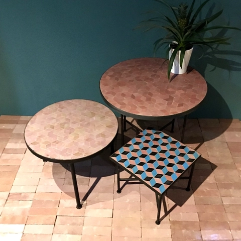 Trois tables de hauteurs différentes, pieds en fer forgé et plateau en zellige sur mesure