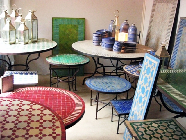 Tables rondes en zellige dans un restaurant