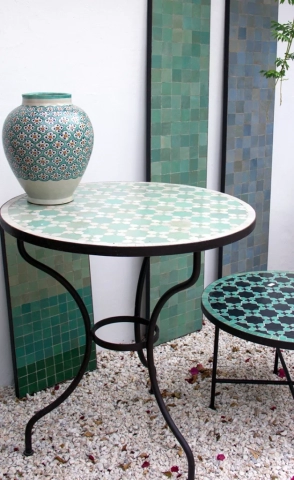 Guéridon pour l'extérieur avec plateau en zellige bicolore au motif Matécha