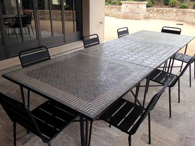 Tables en Zellige noire sur une grande terrasse