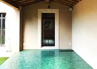 Terrasse en Bejmat vert céladon à Toulouse