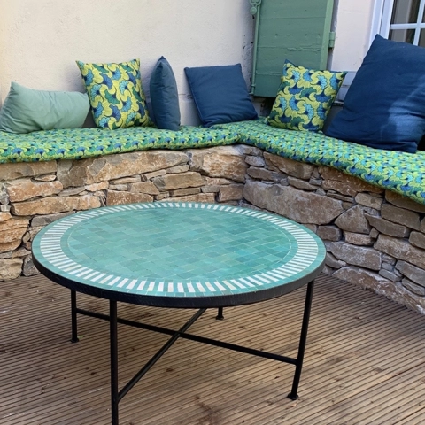 Table basse en zellige sur terrasse extérieure en bois