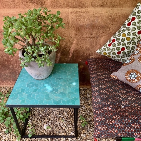 Petite desserte en zellige unicolore et fer forgée faîte à la main