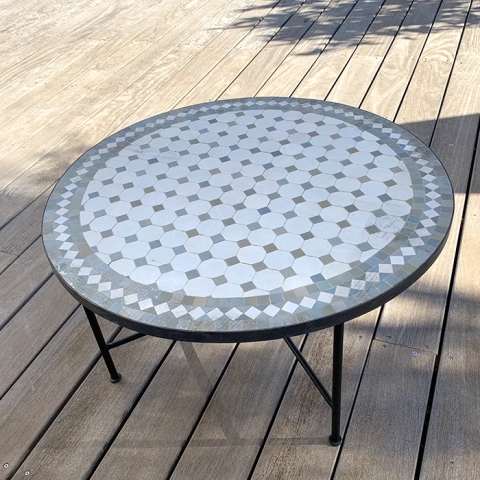 Table basse et ronde en zellige, motif Tagra blanc et gris clair